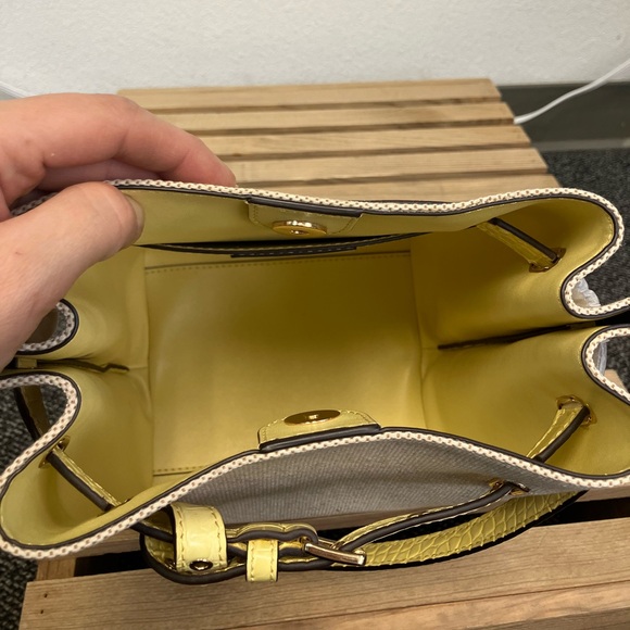 MICHAEL KORS EMILIA SMALL BUCKET MESSENGER BAG Buttercup - Picture 2 of 5